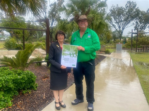 Councillor Carolyn Tillman holding Green Flag certificate at the Chinchilla Botanic Parkland 